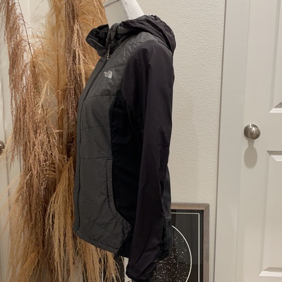 The North Face Lightweight Windbreaker - Picture 4 of 6